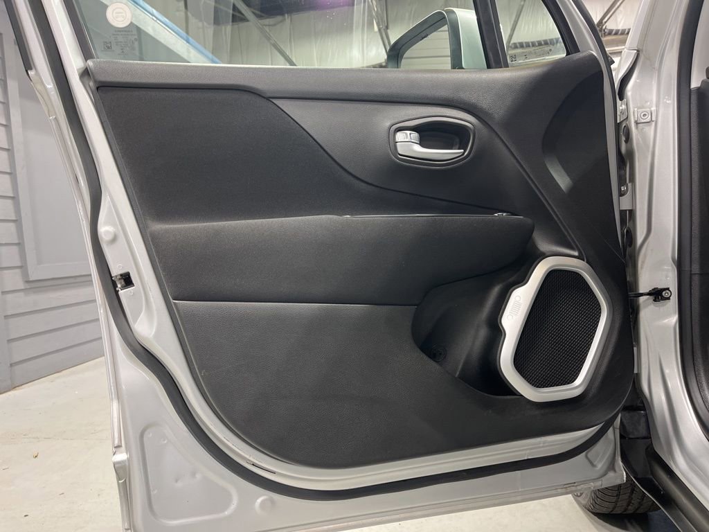 Used 2019 Jeep Renegade Latitude w/ Cold Weather Group image 10