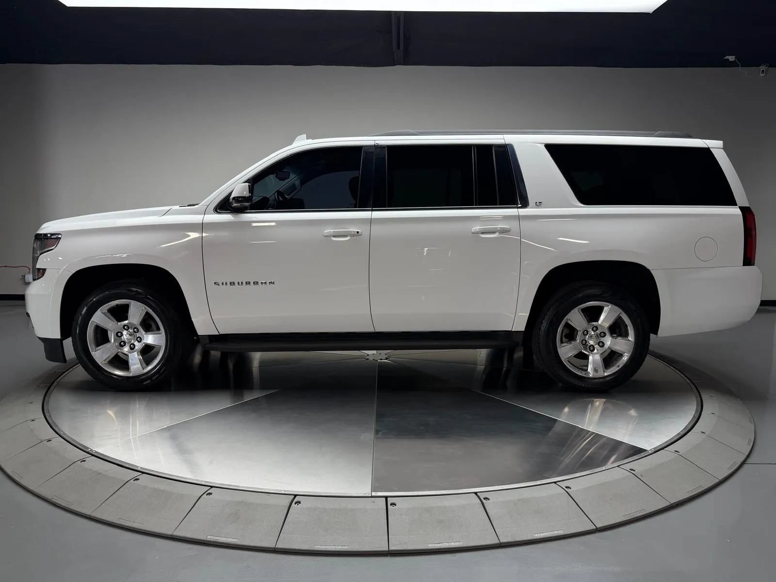 Used 2015 Chevrolet Suburban LT RWD image 4