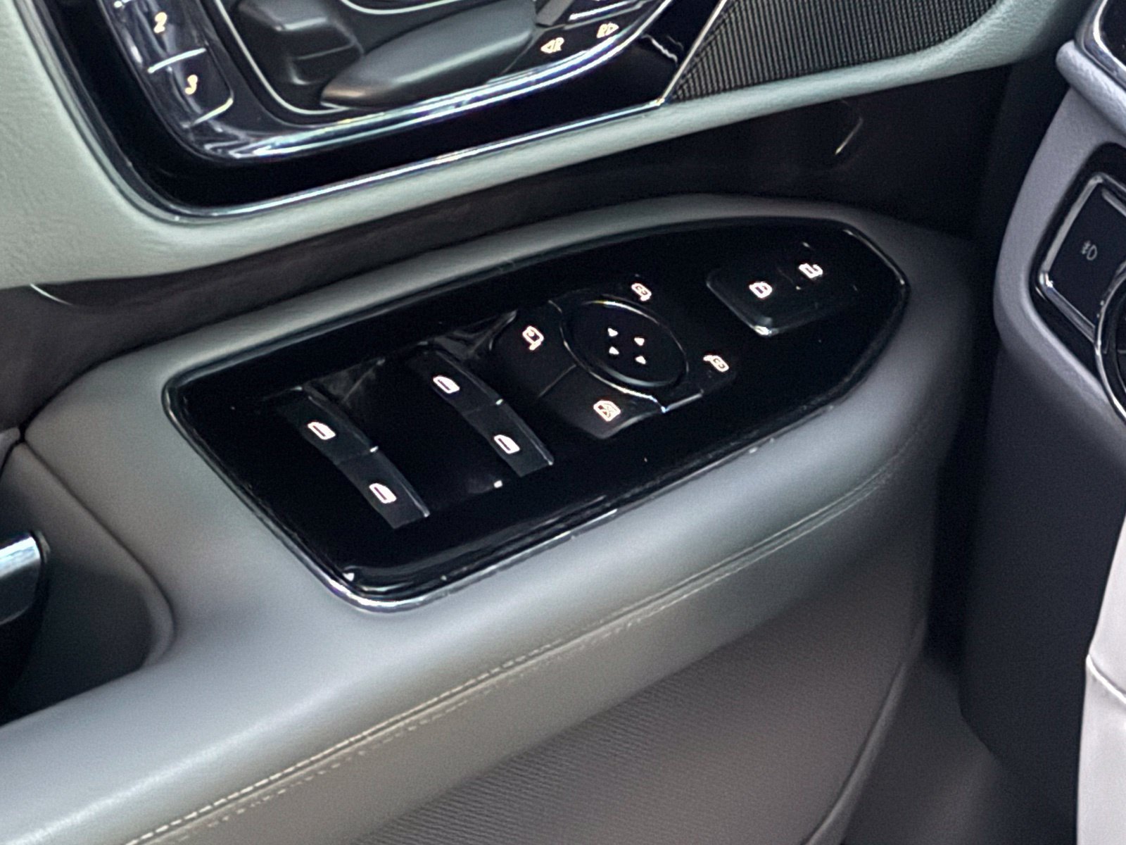 Used 2018 Lincoln Navigator Select RWD image 41