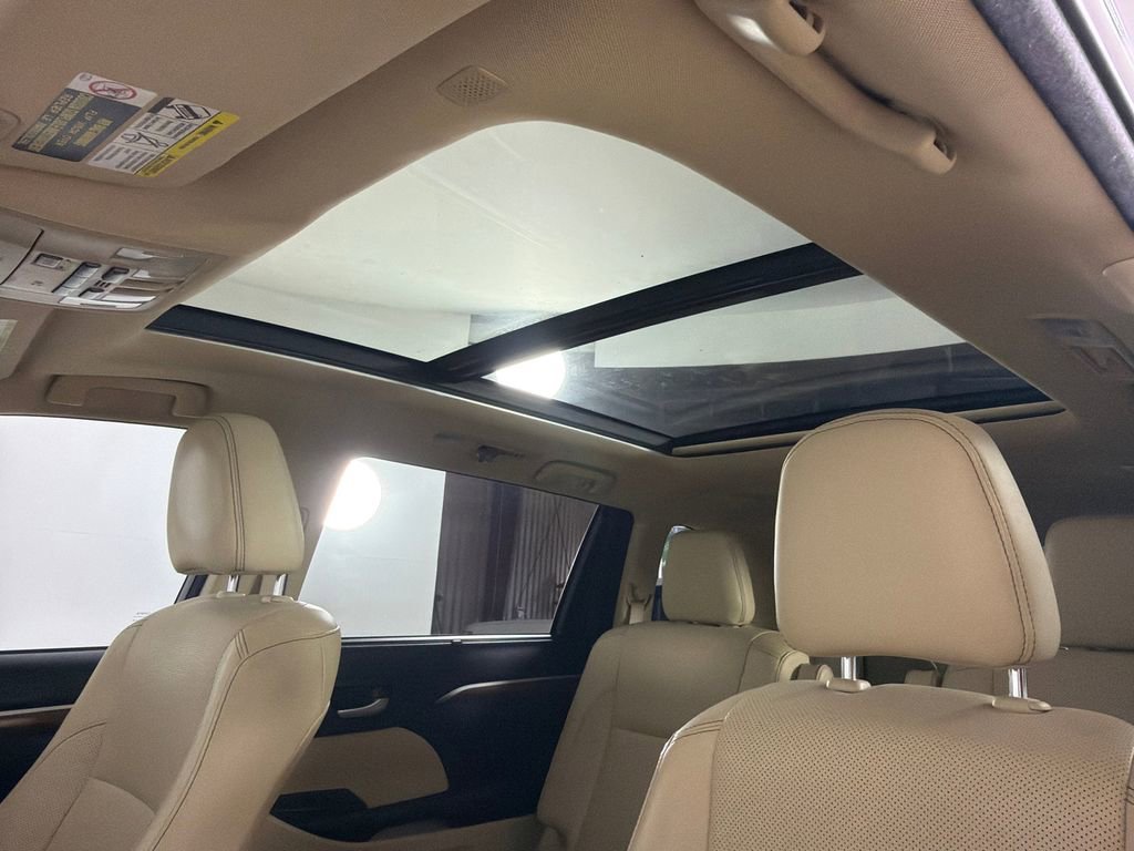 Used 2018 Toyota Highlander Limited Platinum FWD image 2