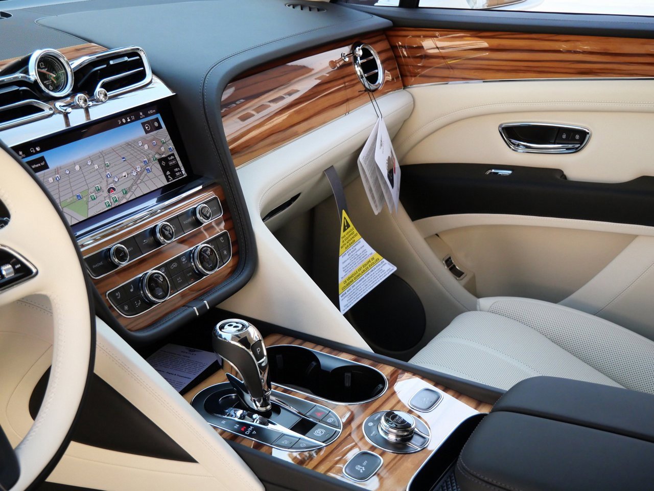 New 2025 Bentley Bentayga Plug-In Hybrid image 14