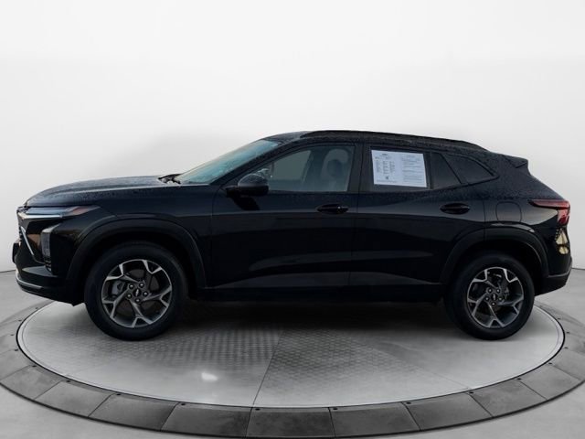 Used 2025 Chevrolet Trax LT w/ LT Convenience Package image 6