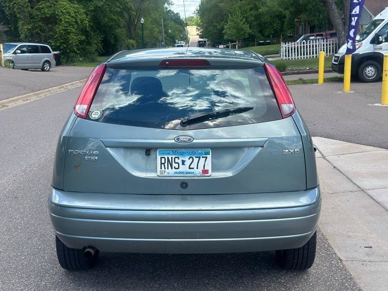 Used 2005 Ford Focus SES FWD image 2