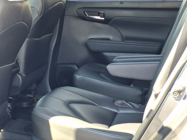 Used 2023 Toyota Highlander XLE image 19