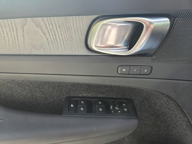 Used 2023 Volvo XC40 B5 Plus AWD/4WD image 23
