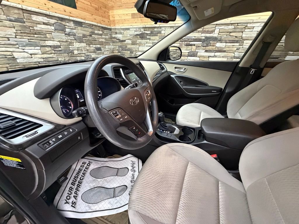 Used 2017 Hyundai Santa Fe SE AWD/4WD image 10