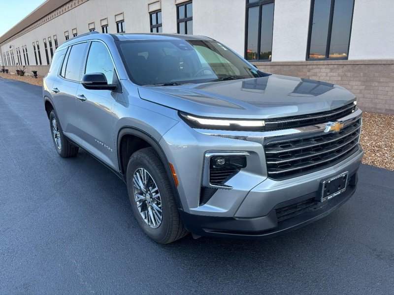 Used 2025 Chevrolet Traverse LT w/ LPO, Floor Liner Package FWD image 2
