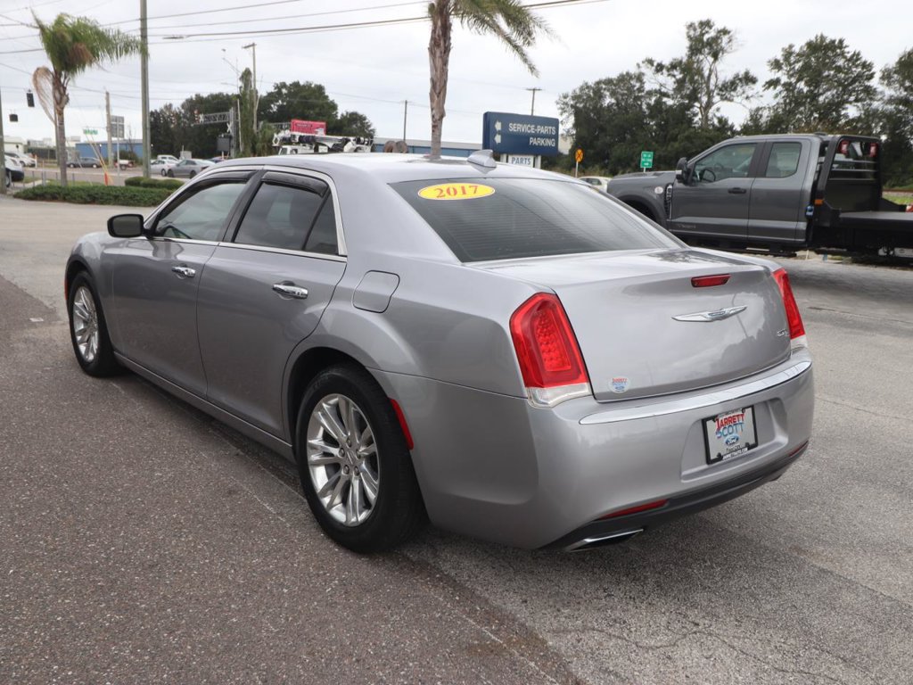 Used 2017 Chrysler 300 C RWD image 8