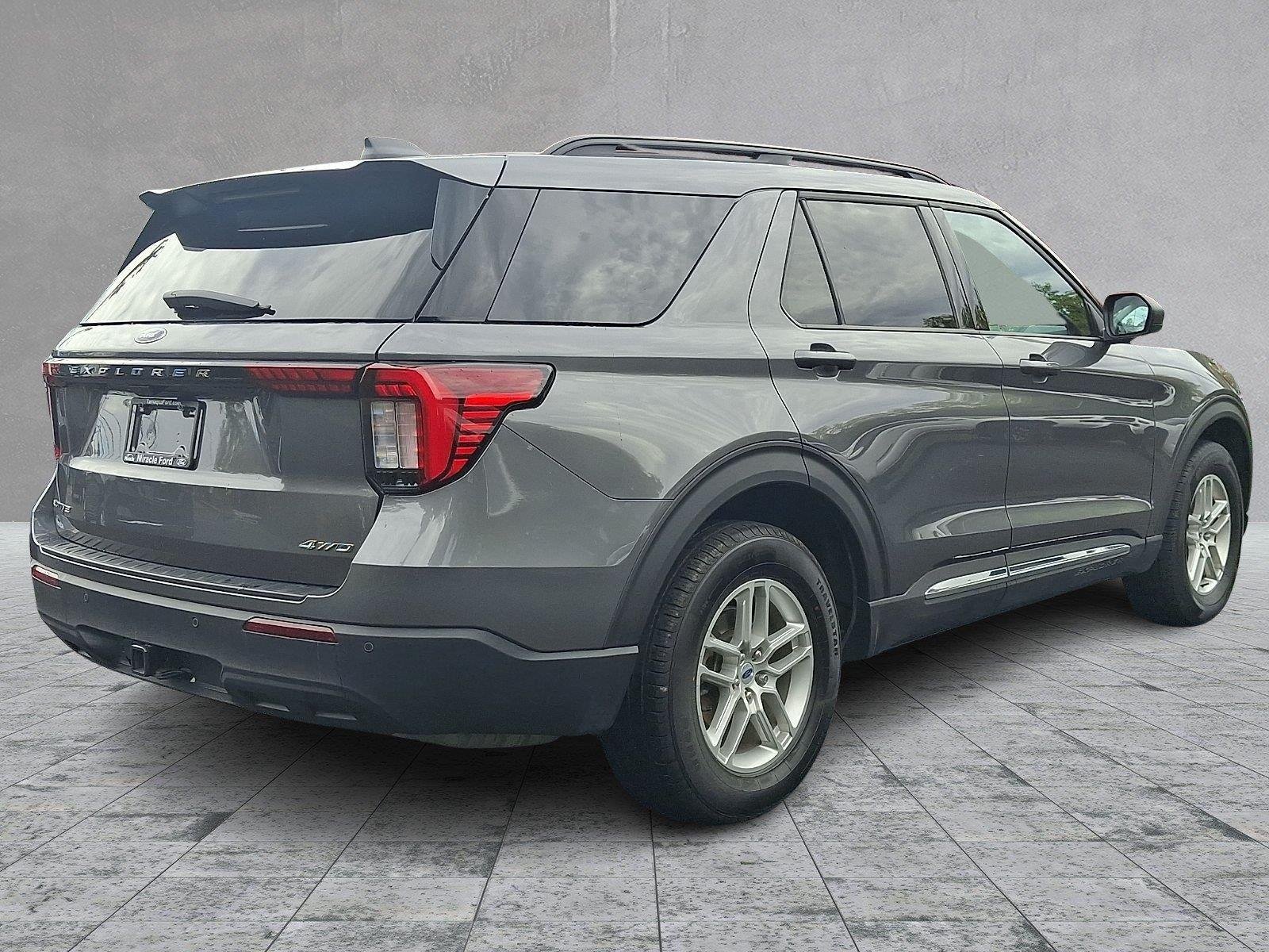 Used 2025 Ford Explorer Active AWD/4WD image 6