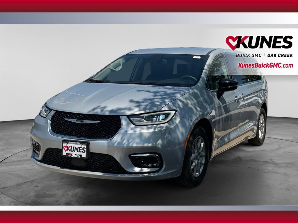 Used 2024 Chrysler Pacifica Touring-L FWD image 5