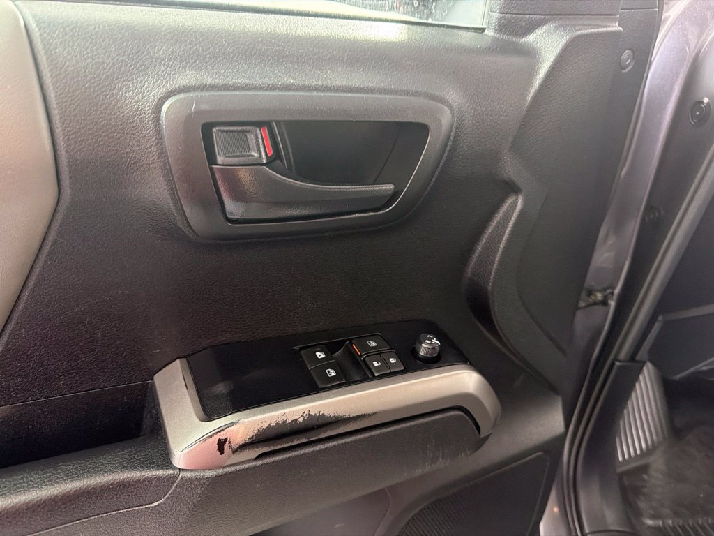 Used 2022 Toyota Tacoma SR5 AWD/4WD image 10