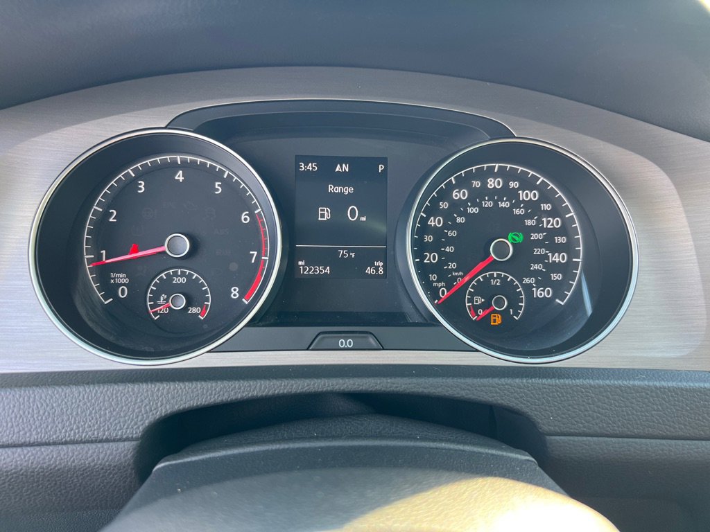 Used 2015 Volkswagen Golf S image 25