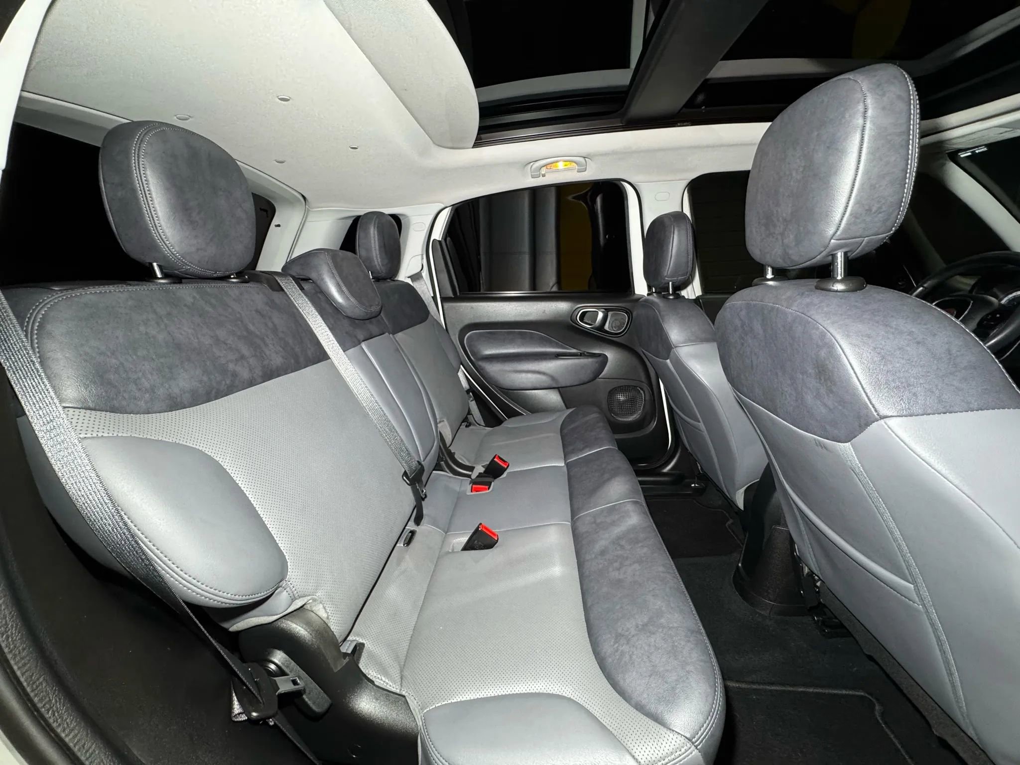 Used 2017 FIAT 500L Trekking w/ Dual-Pane Sunroof Package FWD image 22