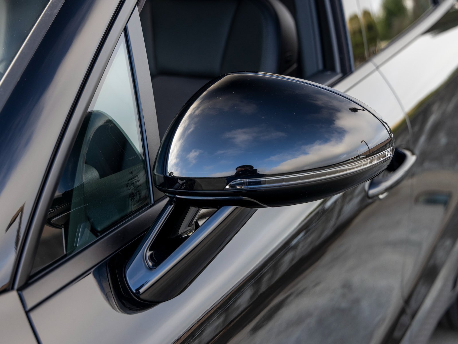 Certified 2025 Porsche Macan image 17