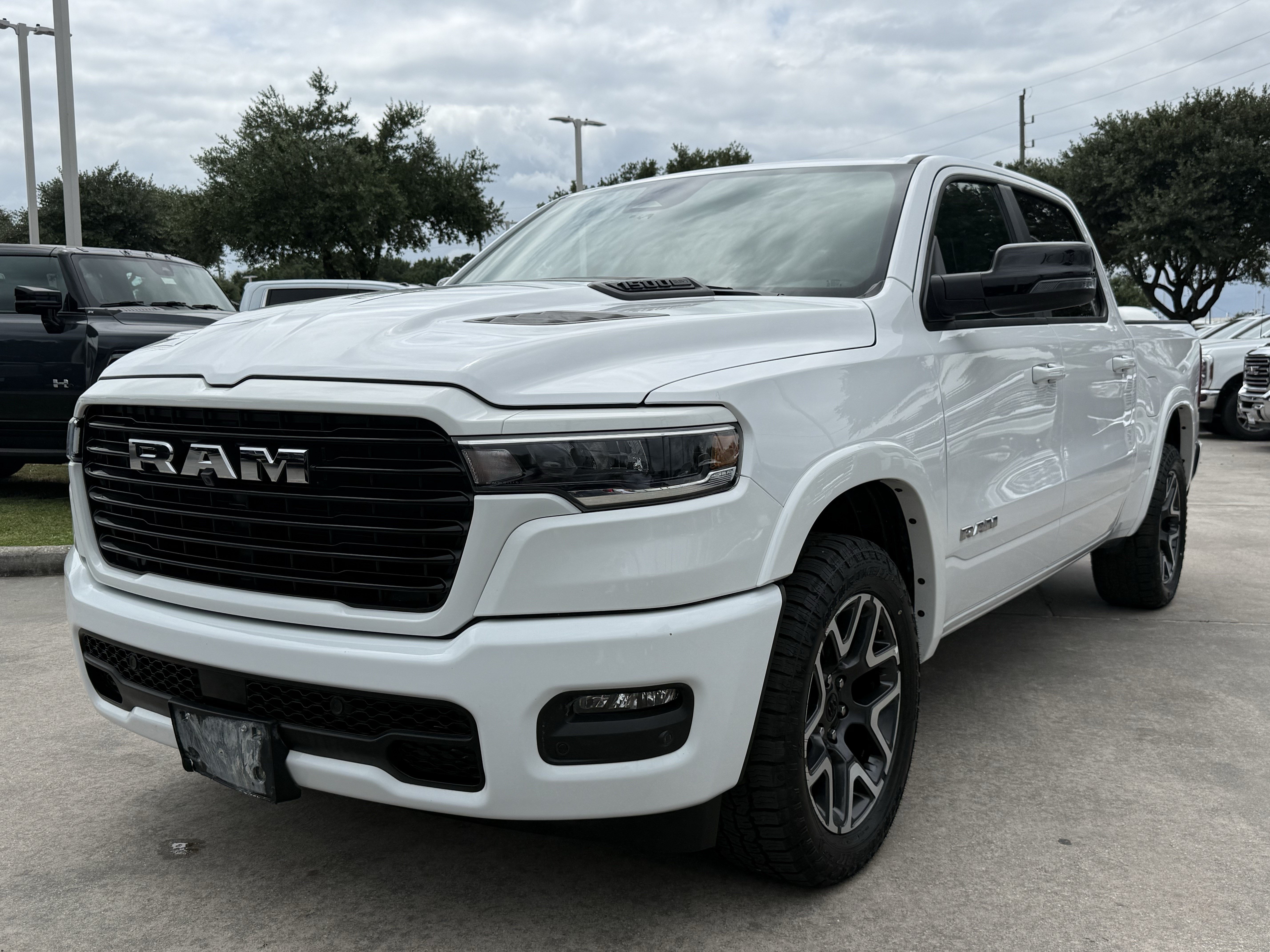 Used 2025 RAM 1500 Laramie w/ Sport Appearance Package AWD/4WD image 9