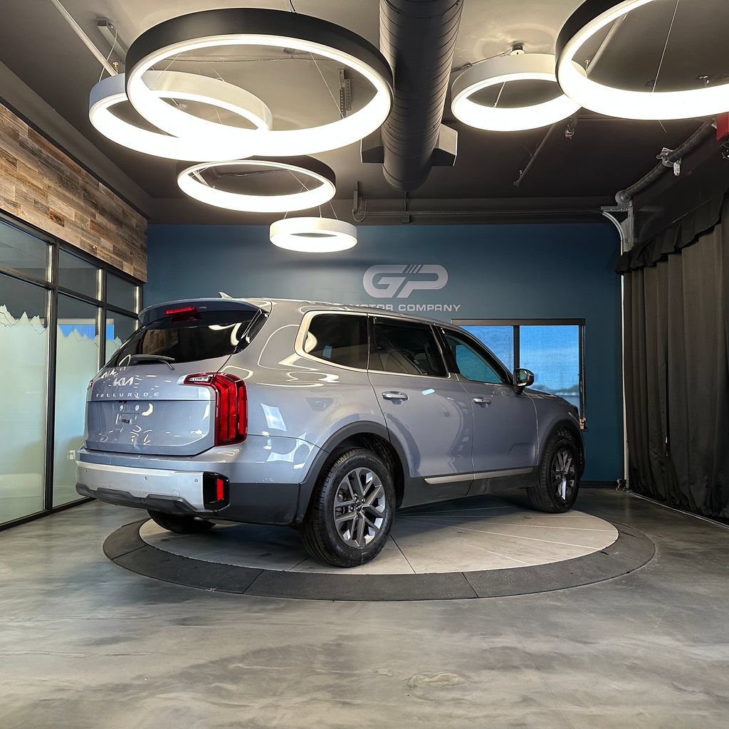 Used 2024 Kia Telluride LX AWD/4WD image 3