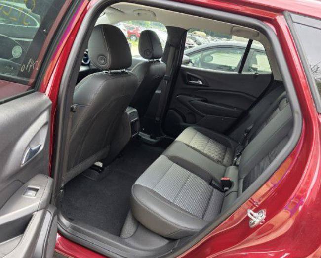 Used 2025 Chevrolet Trax LT w/ LT Convenience Package FWD image 5
