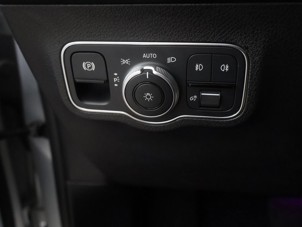 Used 2023 Mercedes-Benz GLB 250 4MATIC w/ Premium Package image 35