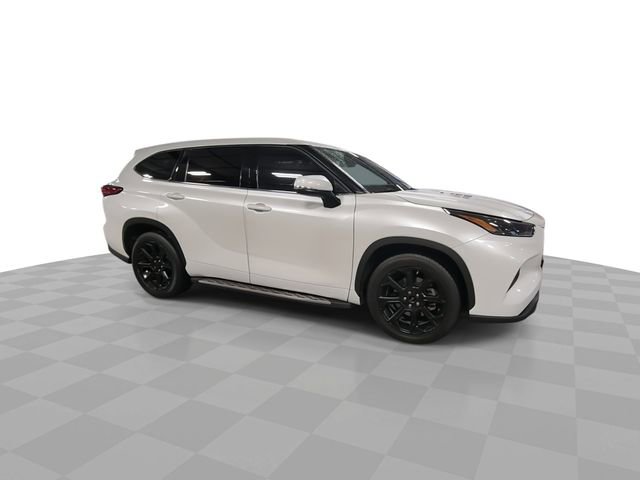 Used 2022 Toyota Highlander L FWD image 2