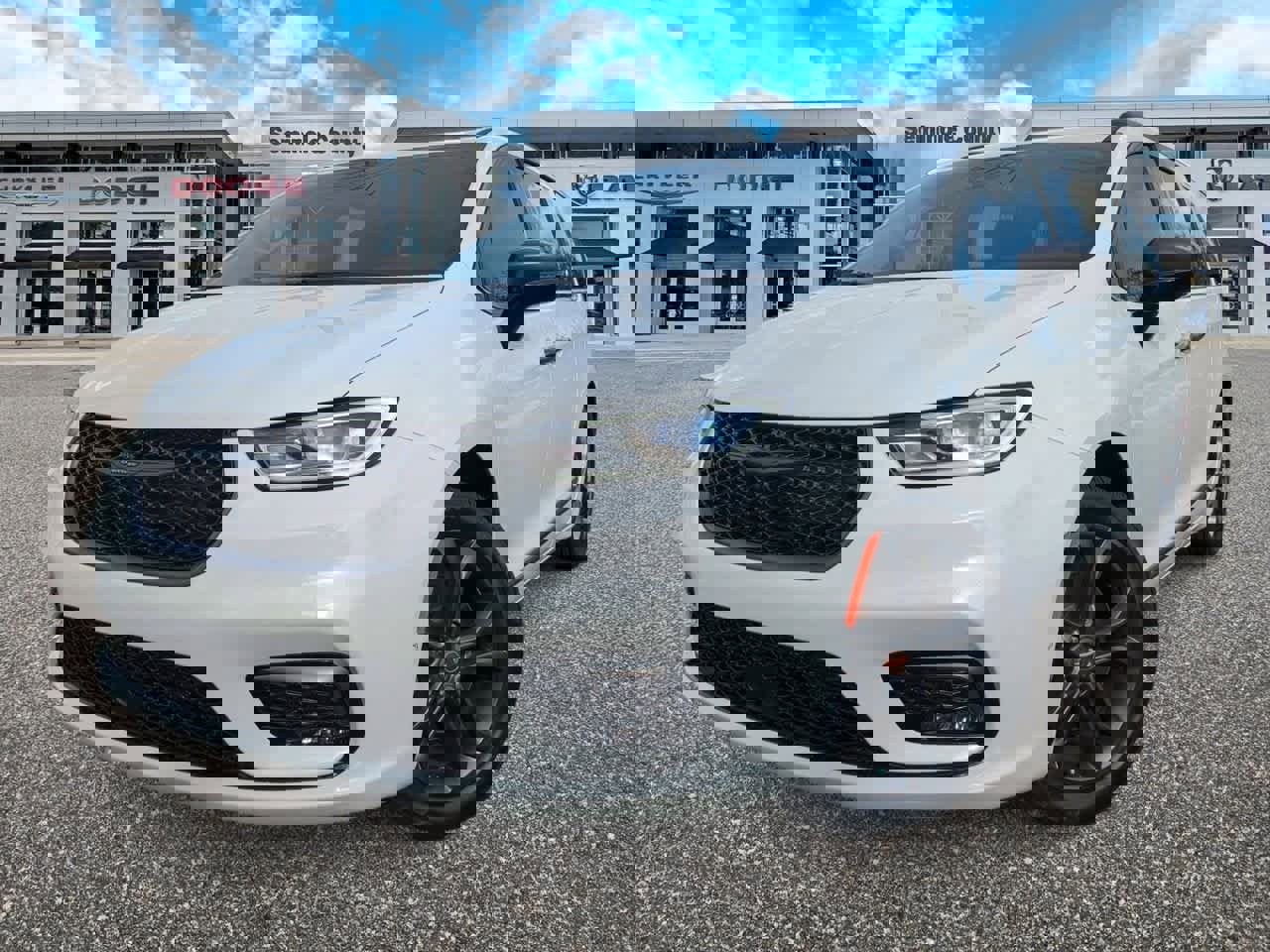 Used 2024 Chrysler Pacifica Touring-L w/ Road Tripper Package