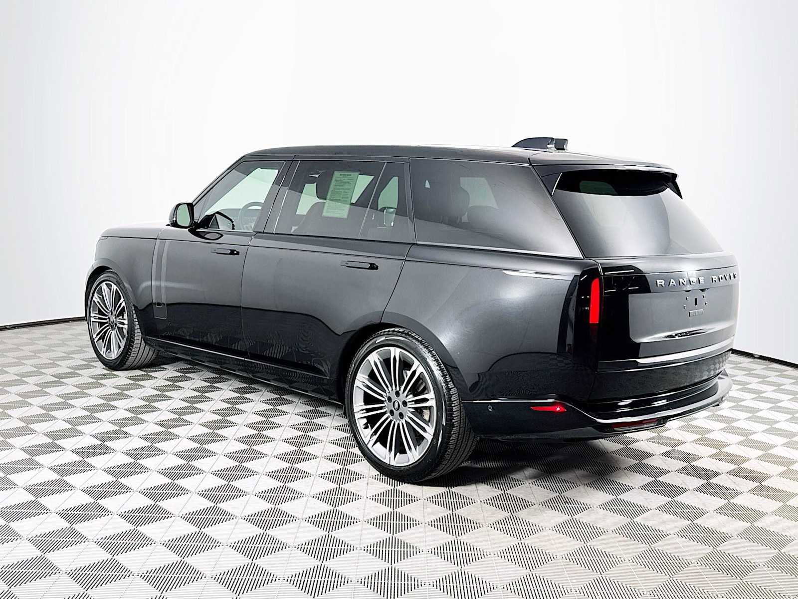 Used 2024 Land Rover Range Rover Long Wheelbase SE image 7