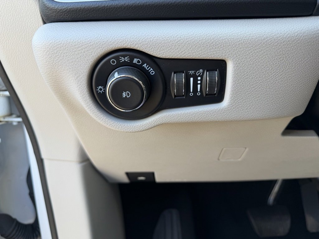 Used 2022 Chrysler Pacifica Touring-L image 17