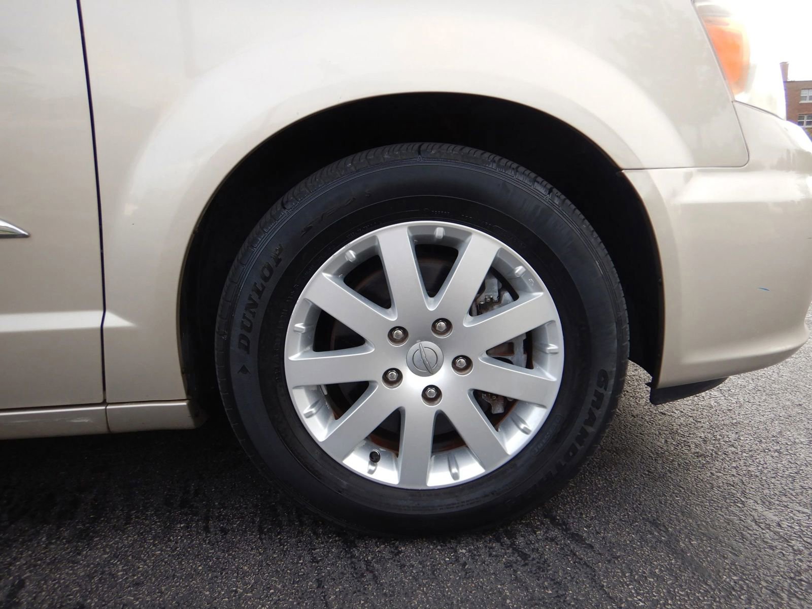 Used 2014 Chrysler Town & Country Touring FWD image 28