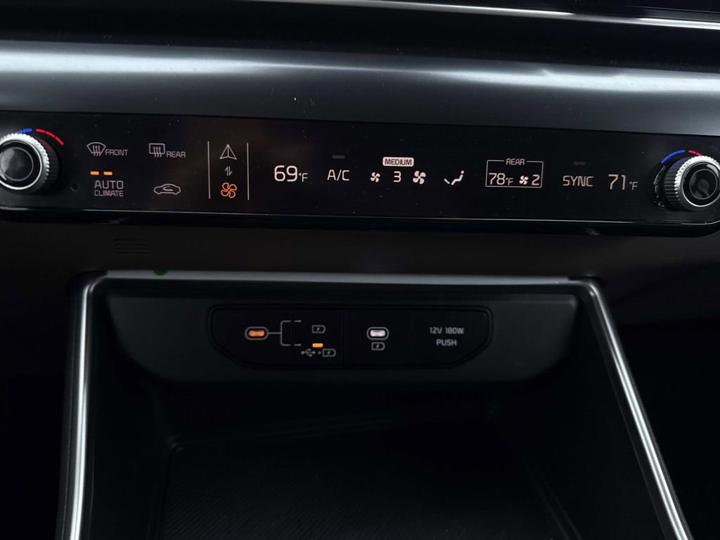 Used 2025 Kia Carnival image 23