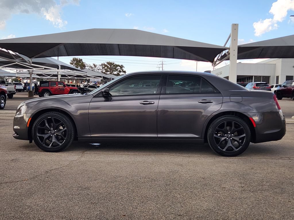 Used 2023 Chrysler 300 Touring w/ Sport Appearance Package RWD image 4