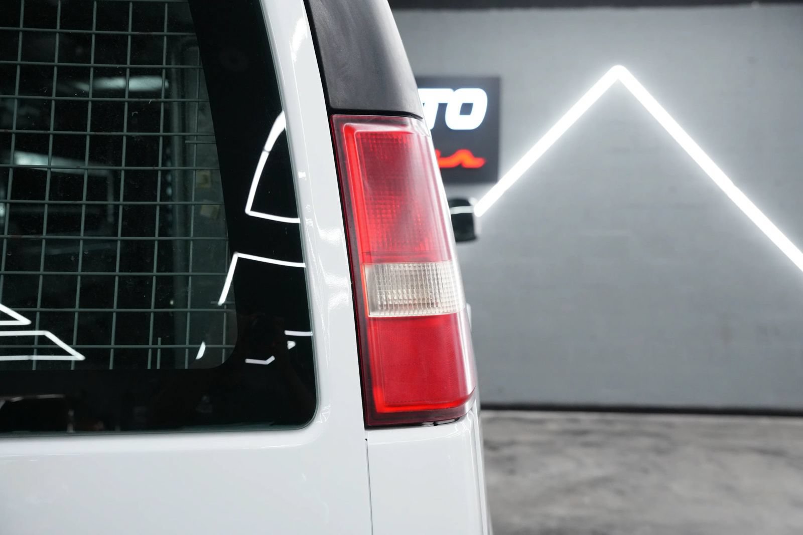Used 2015 Chevrolet Express 2500 RWD image 16