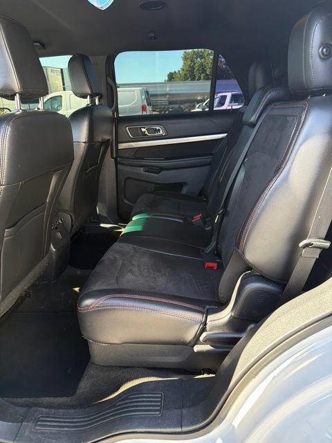 Used 2018 Ford Explorer XLT w/ Equipment Group 202A FWD image 7