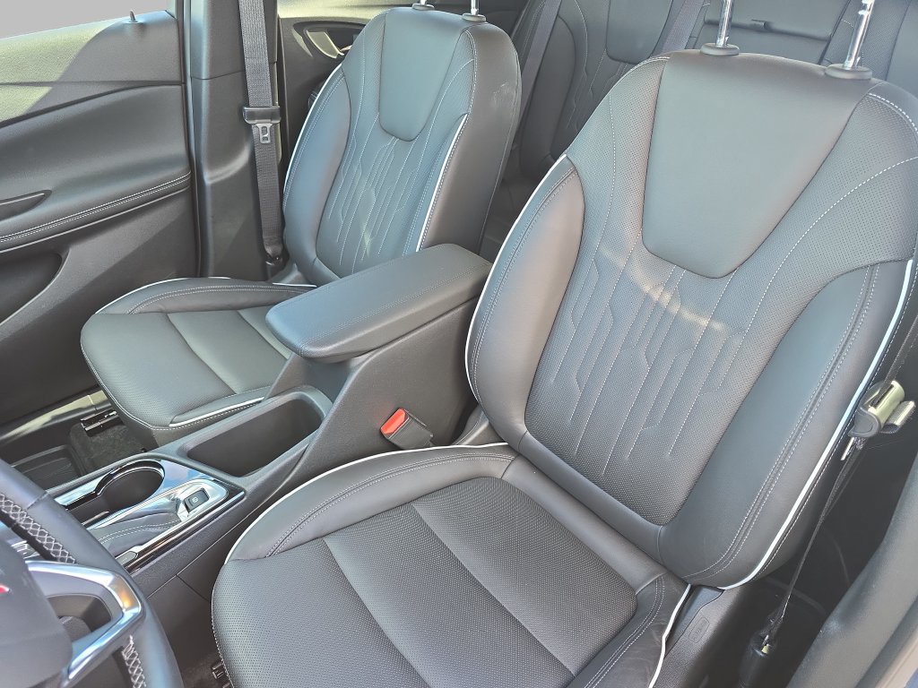 Used 2024 Buick Encore GX Avenir w/ Avenir Convenience Package FWD image 17