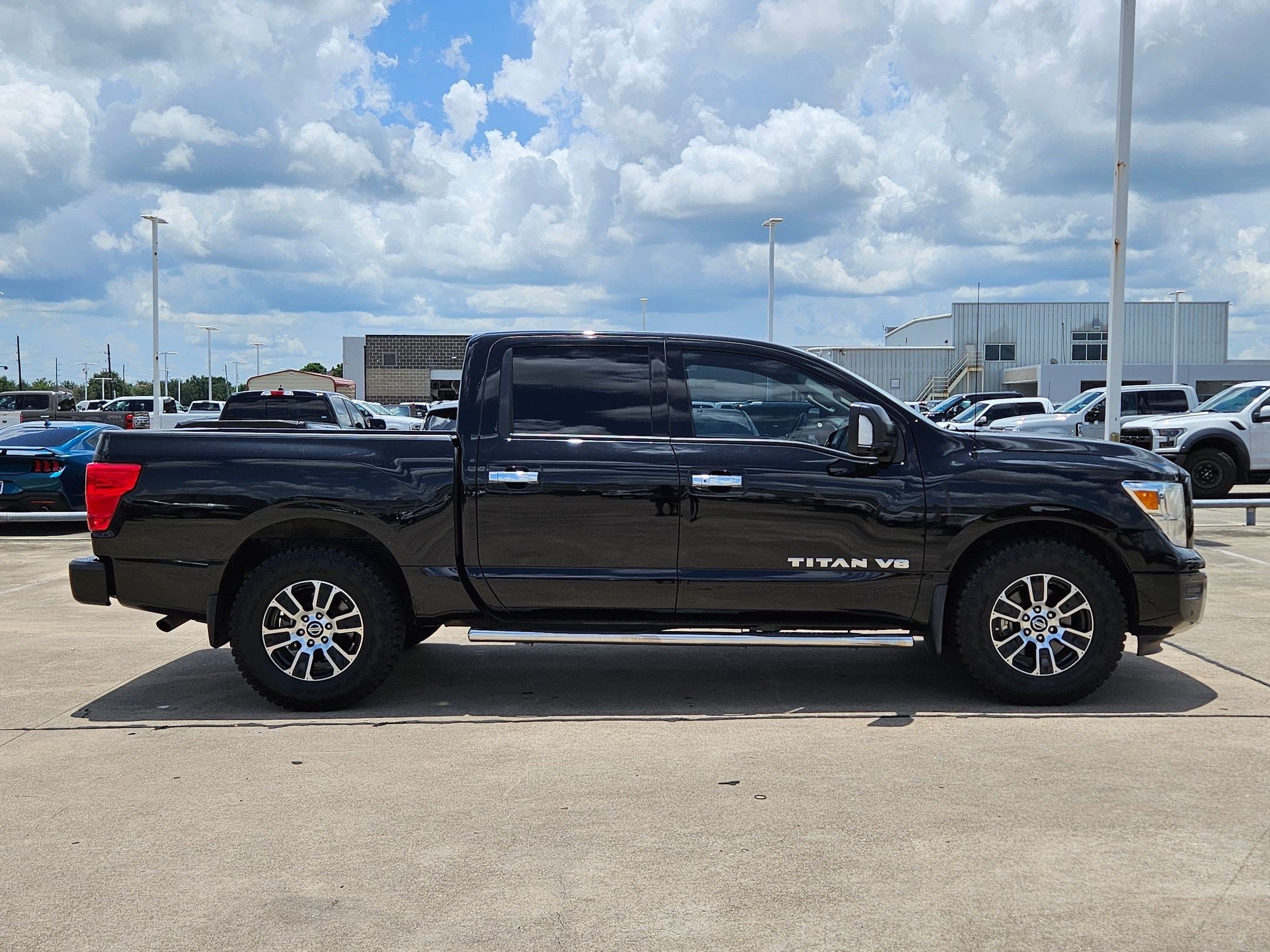 Used 2020 Nissan Titan SV w/ SV Convenience Package RWD image 2