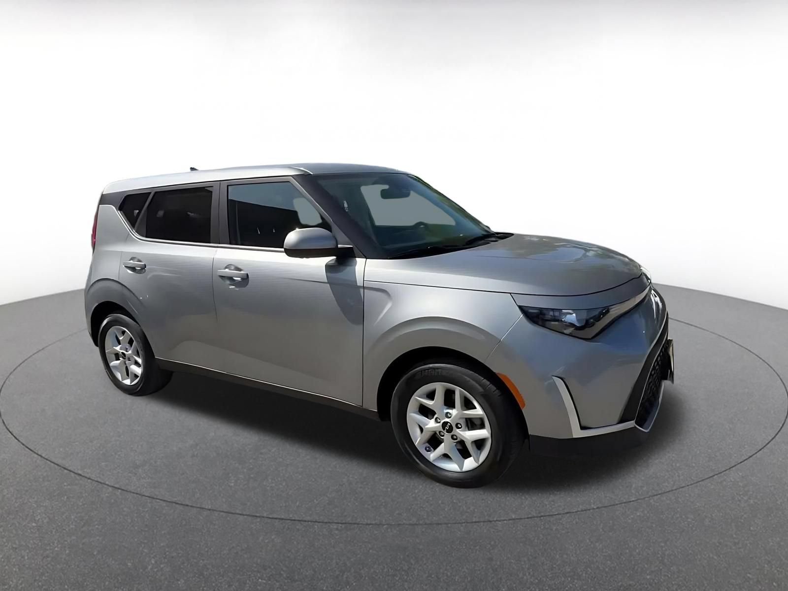 Used 2025 Kia Soul LX w/ LX Technology Package FWD image 2
