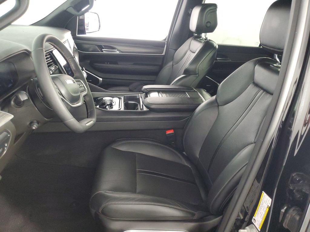 Used 2023 Jeep Wagoneer L Series II AWD/4WD image 12