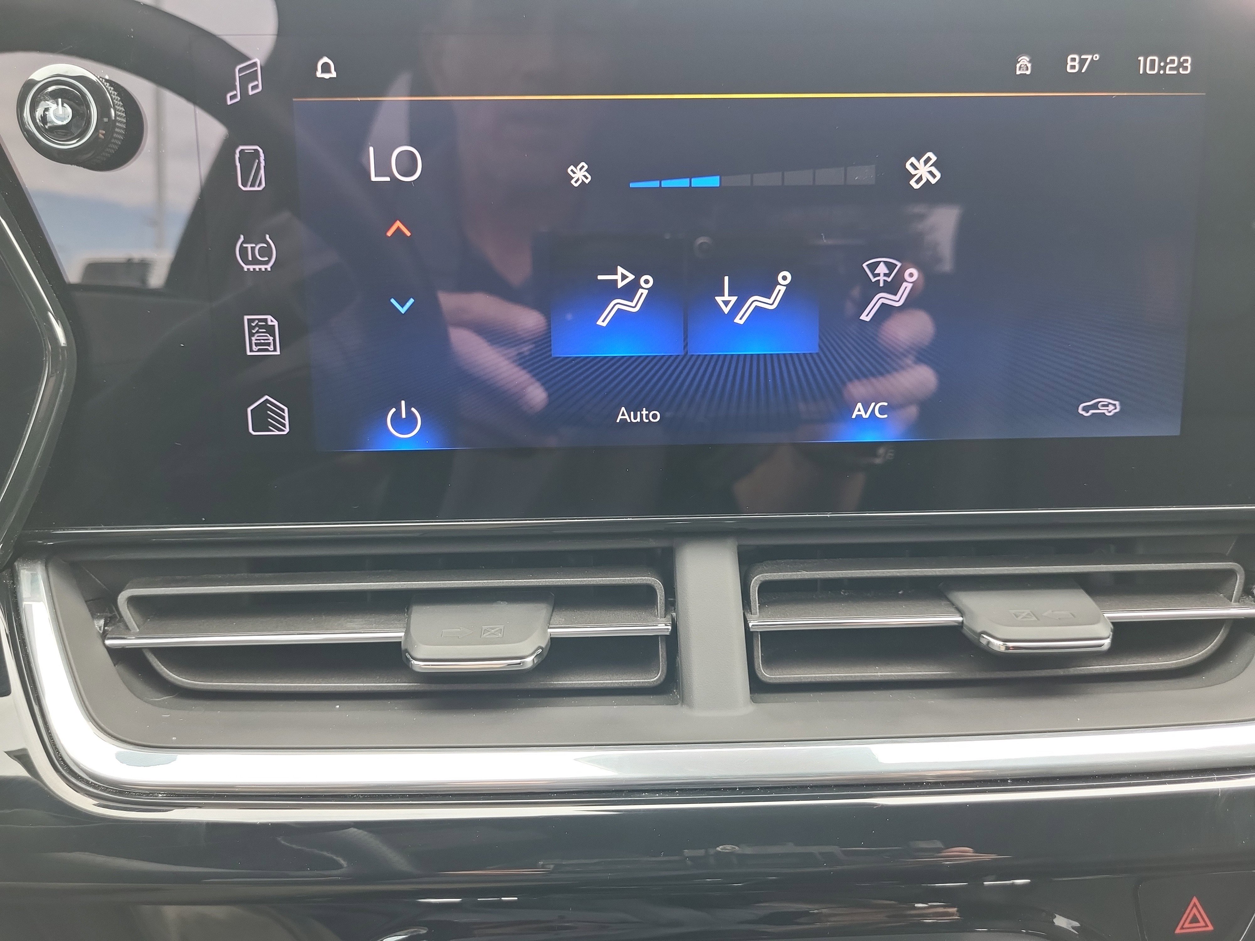 Certified 2024 Chevrolet Trax RS w/ Sunroof Package FWD image 24