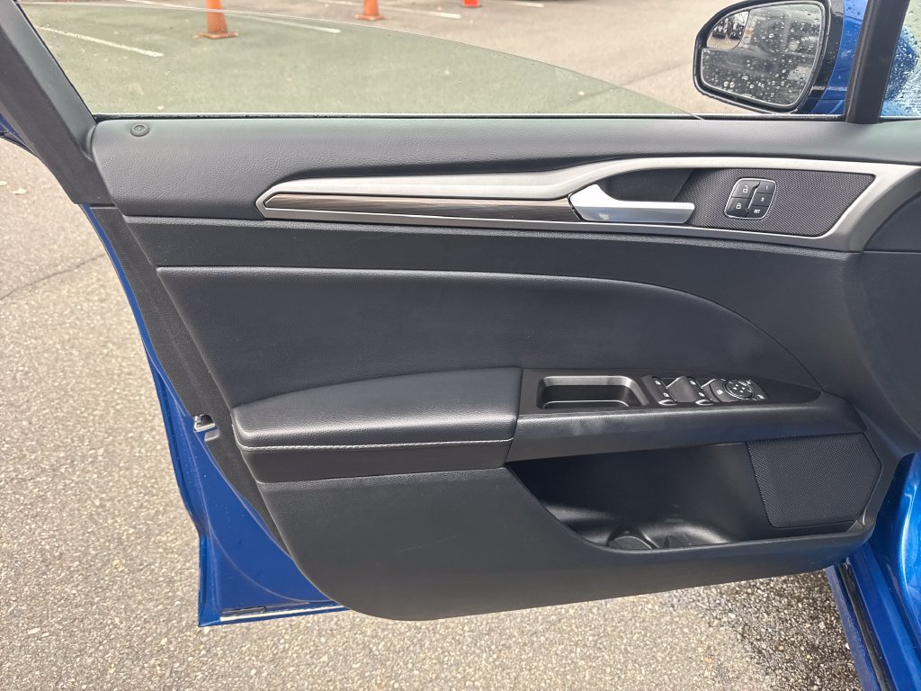 Used 2017 Ford Fusion SE AWD/4WD image 16