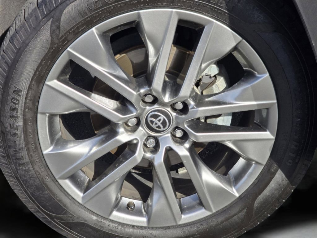 Used 2022 Toyota RAV4 XLE Premium AWD/4WD image 24