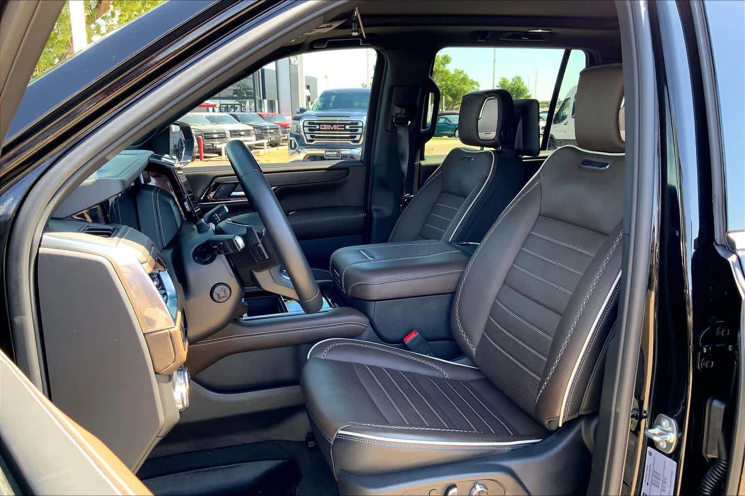 Used 2025 GMC Yukon Denali Ultimate AWD/4WD image 7
