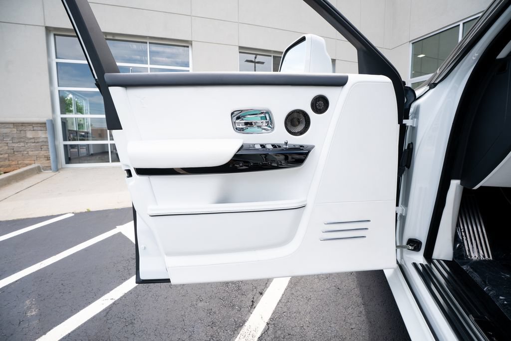 Used 2022 Rolls-Royce Phantom Sedan w/ The Phantom Package RWD image 27
