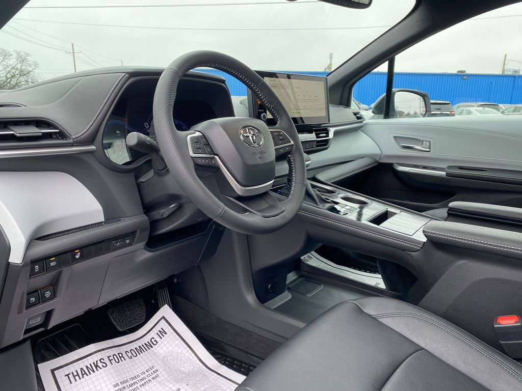 Used 2025 Toyota Sienna XSE image 9