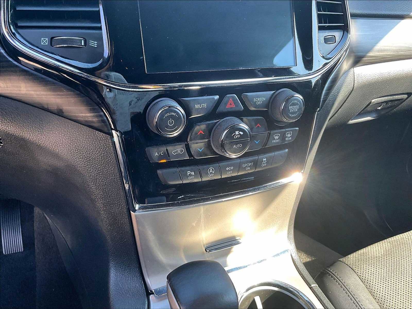 Used 2022 Jeep Grand Cherokee Laredo X AWD/4WD image 32