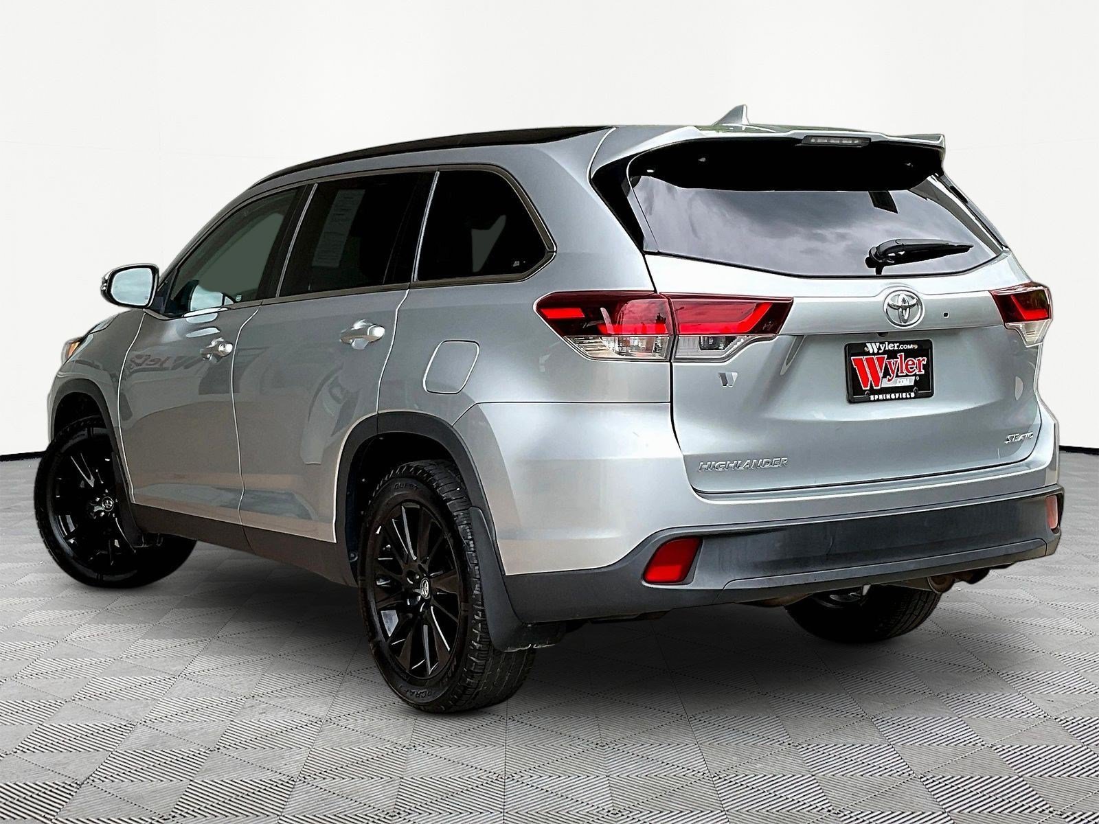 Used 2019 Toyota Highlander SE AWD/4WD image 4