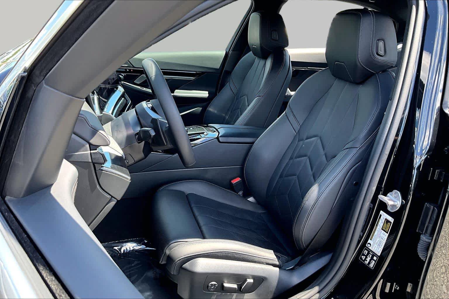 Used 2024 BMW 530i xDrive w/ Convenience Package AWD/4WD image 8