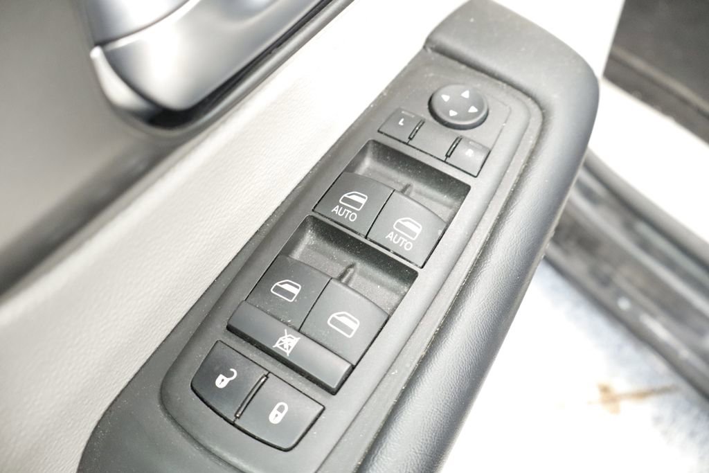 Used 2023 Chrysler Pacifica Touring-L FWD image 30