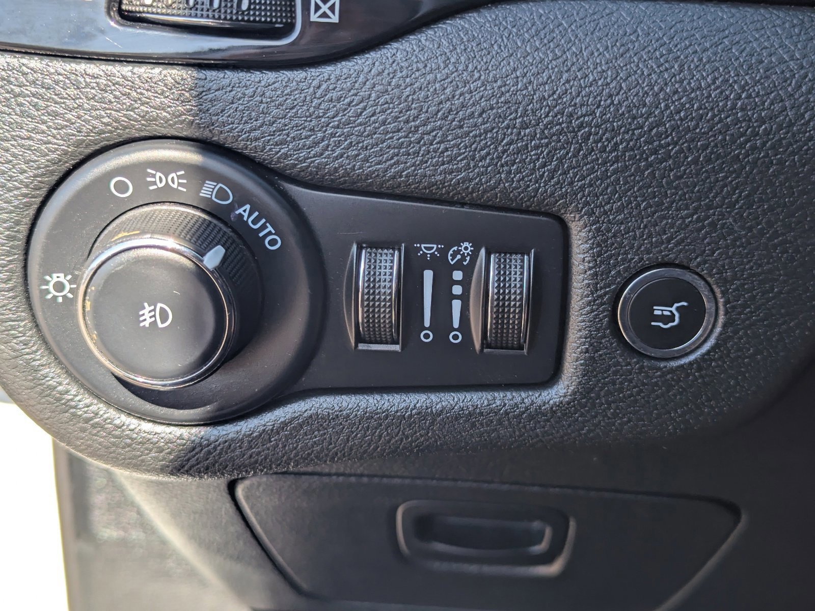 Used 2023 Jeep Cherokee Altitude Lux image 32