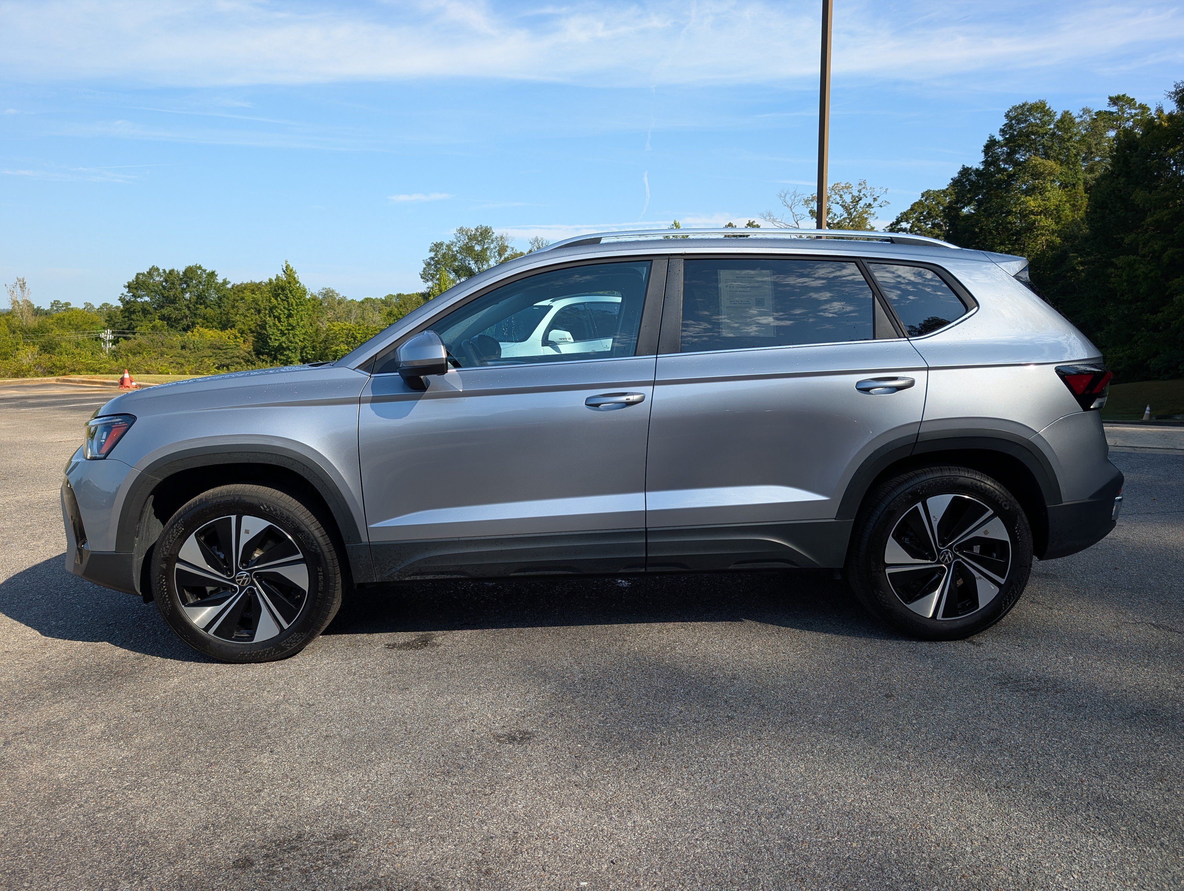 Used 2025 Volkswagen Taos SE AWD/4WD image 6