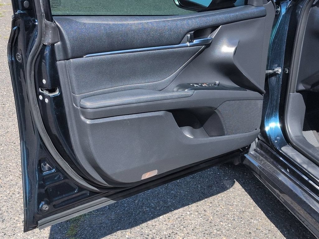 Used 2018 Toyota Camry XSE FWD image 9