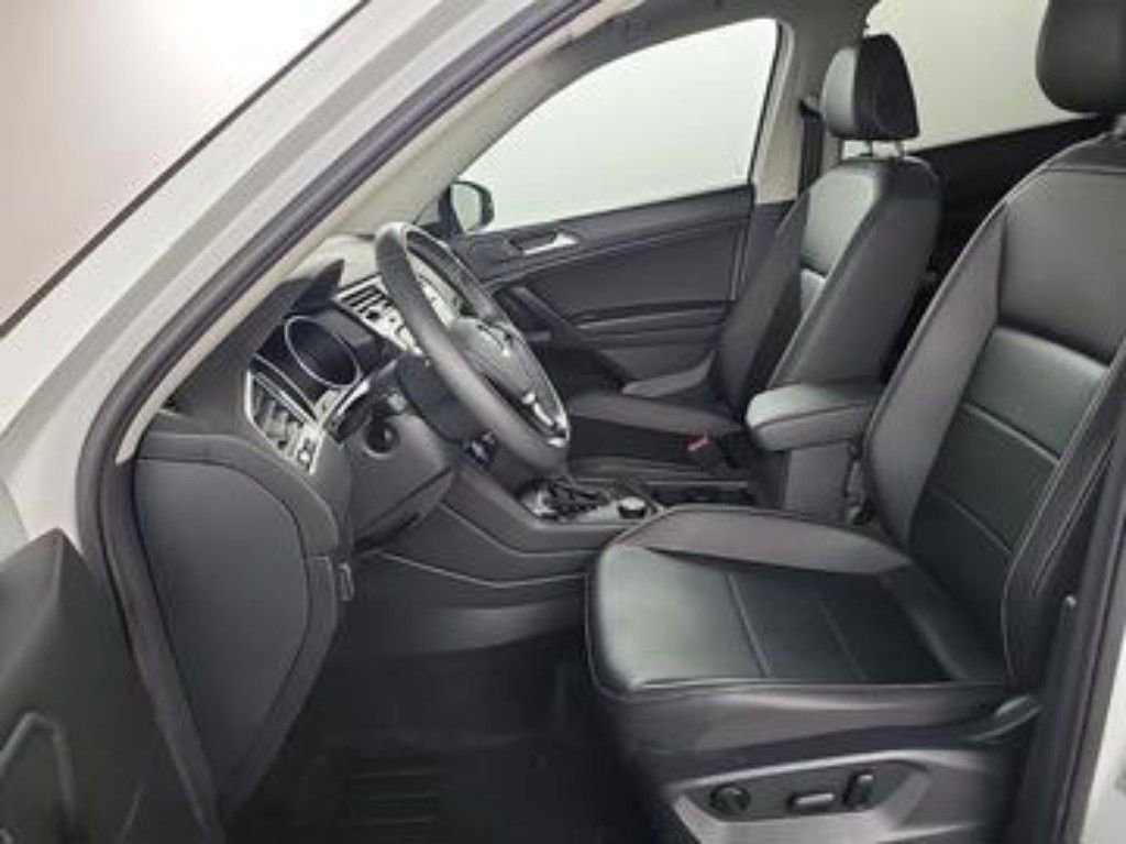 Used 2021 Volkswagen Tiguan SE w/ Panoramic Sunroof Package image 9