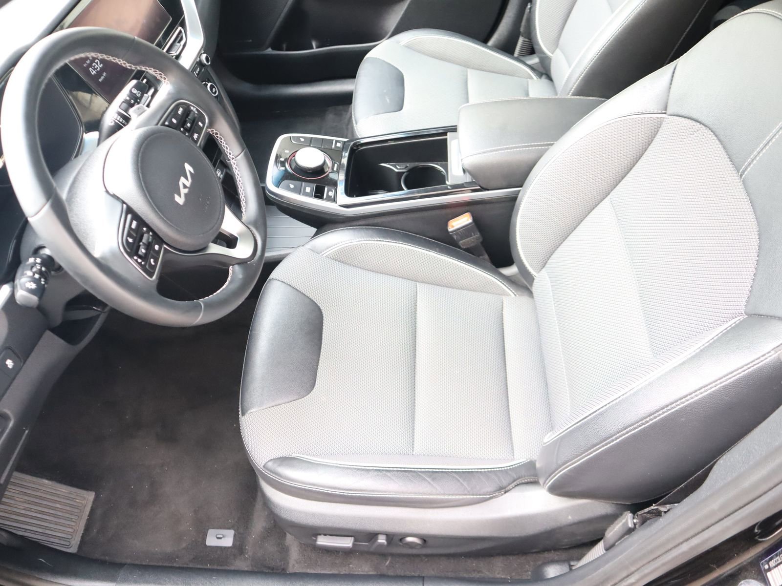 Used 2022 Kia Niro EX image 25